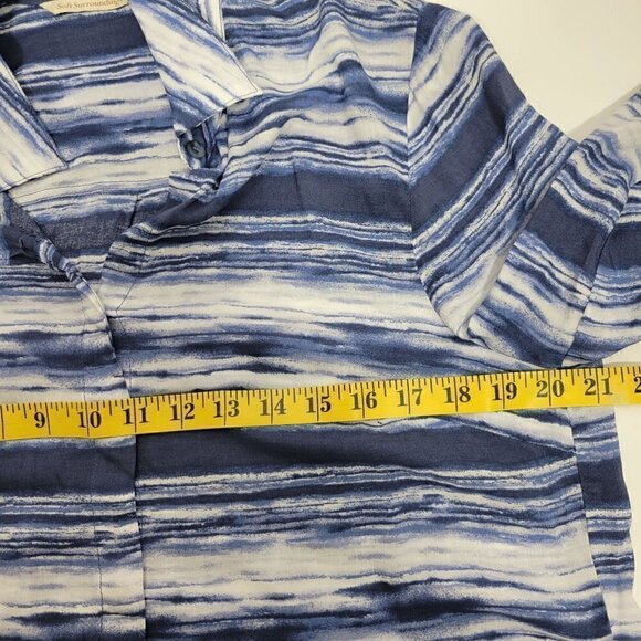 Soft Surroundings Women's Blue/White Wavy Light Weight Button Up Blouse Size M - Picture 10 of 10